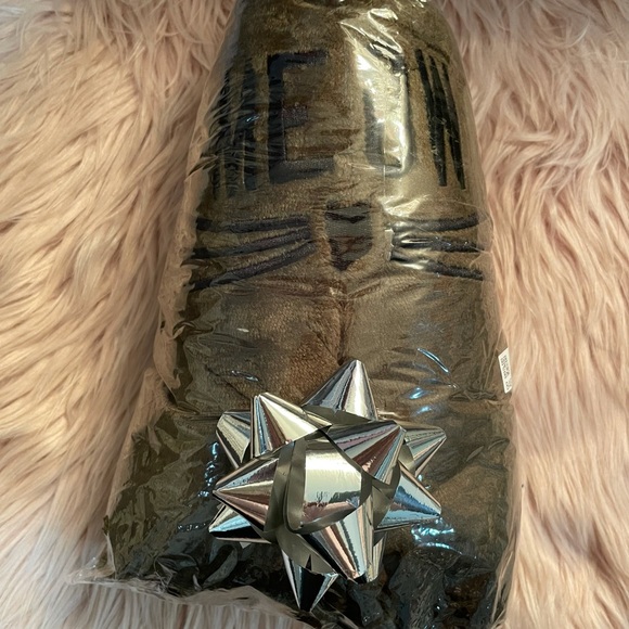 Brand new MEOW plushy comfy cozy lounge set. 🐱✨ - Picture 9 of 16